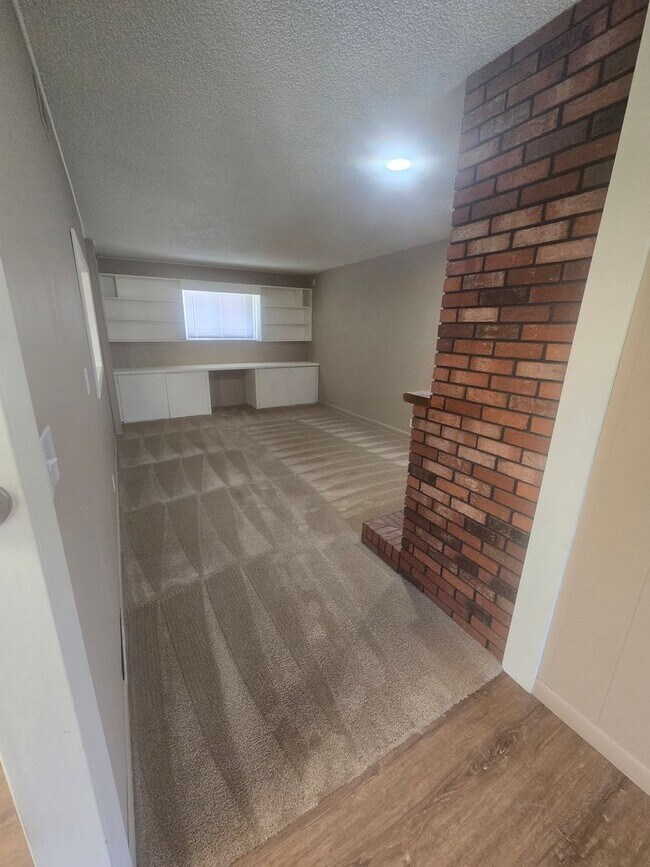 Building Photo - Rural 3 Bedroom Home in Fort Collins with Attached Garage and HUGE Yard Now Available! NO HOA!
