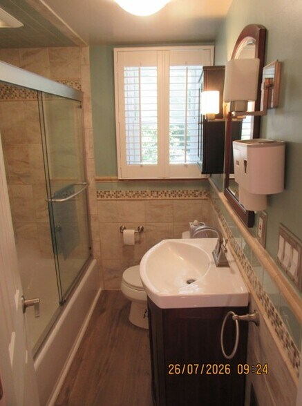 another bathroom shot - 114 Maple St