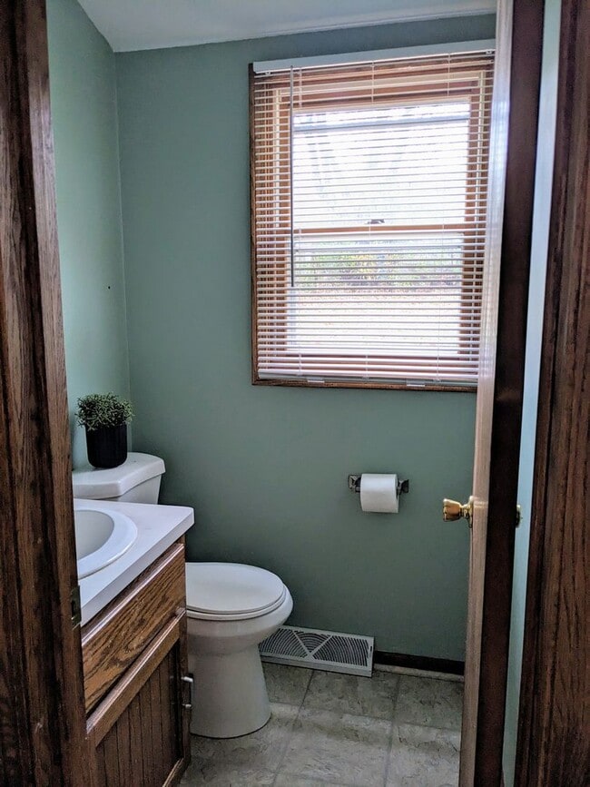 Building Photo - 3 Bedroom 1.5 Bathroom Single Family