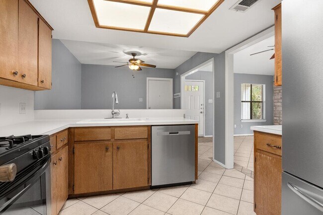 Building Photo - 16015 Stoneham Cir