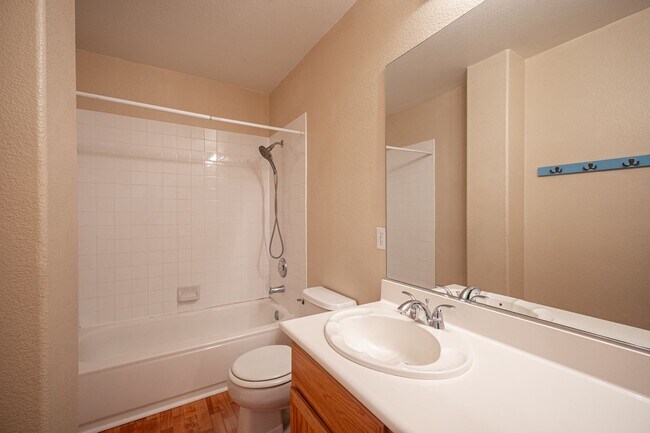 Building Photo - Silverado Ranch - Cul-de-sac.  Downstairs Bedroom and Bathroom