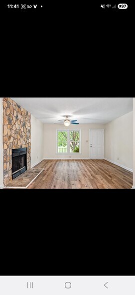 Living room/Fireplace - 1819 Bothwell St