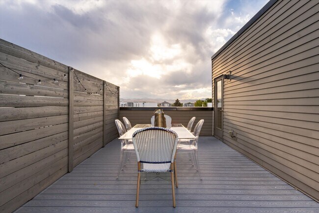 Building Photo - Beautiful West Wash Park home available NOW!