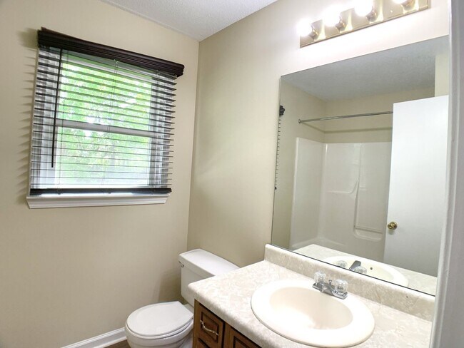 Building Photo - 236 Moncrest Dr