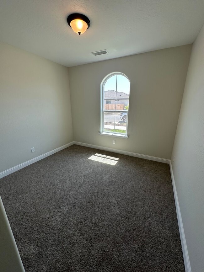 Building Photo - Brand new home in Kerman Ca