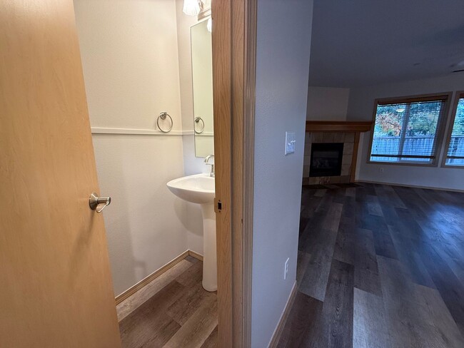 Building Photo - 3 Bedroom DuPont Home for Rent