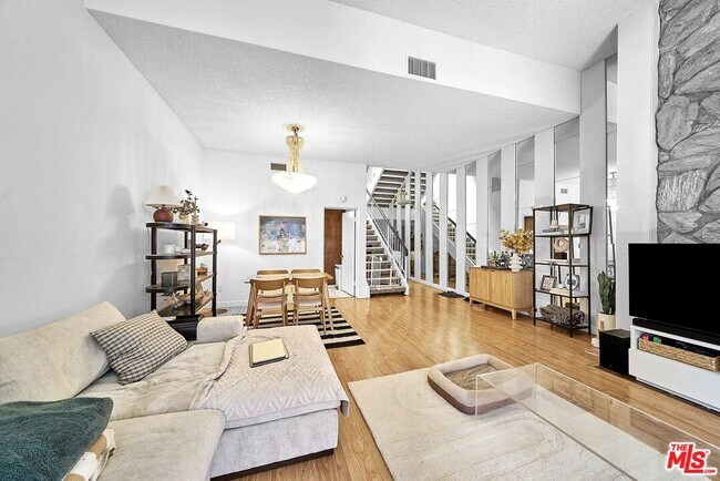 Building Photo - 421 S Van Ness Ave
