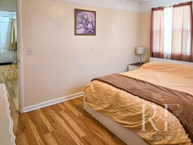 Building Photo - Furnished Cozy 1-Bd Near PSNS