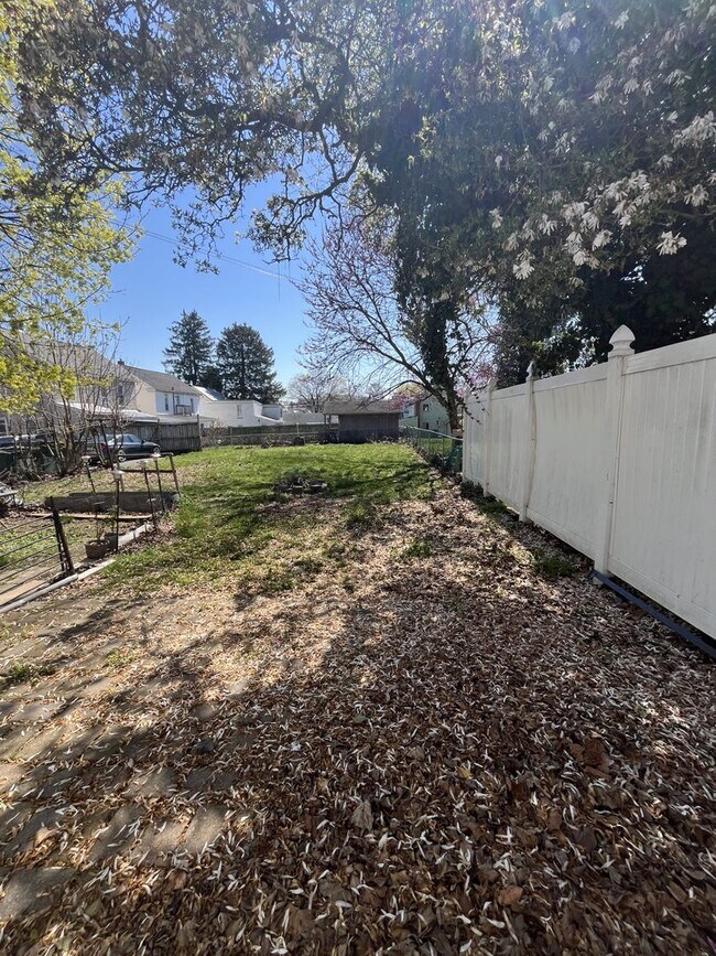 Building Photo - 236 E King St