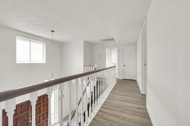 Building Photo - 6 Bedroom! 4 1/2 BATHS!  ASU! Diving Pool! Less than 1 mile to campus