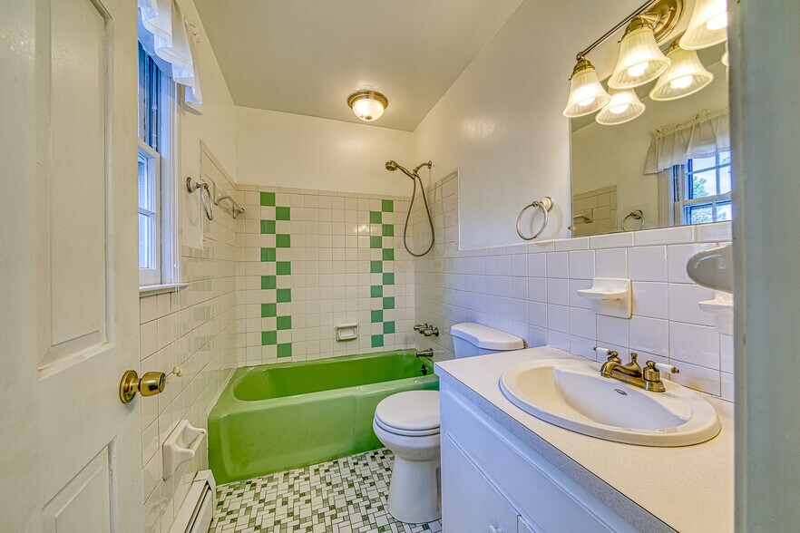 Building Photo - 21 Bayview Dr