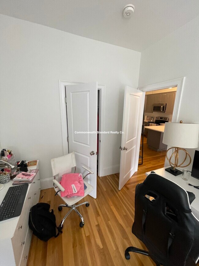 Building Photo - 922 Beacon St