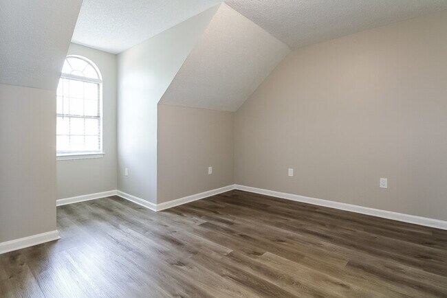 Building Photo - 6550 Hickory Crest Dr