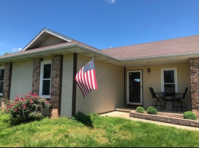 Building Photo - 215 E New Melville Rd