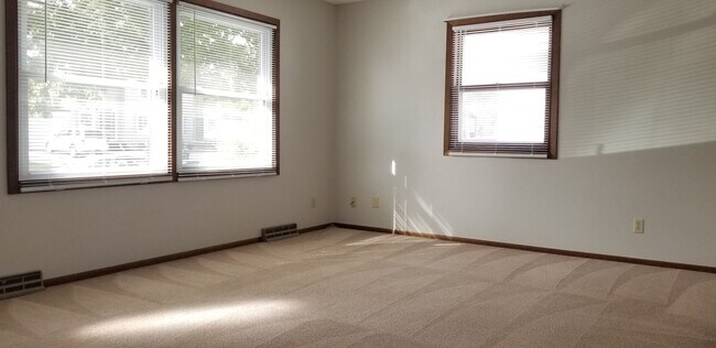 Building Photo - HALF OFF FIRST MONTH'S RENT SPECIAL! 2 Bedroom 1 Bath Condo