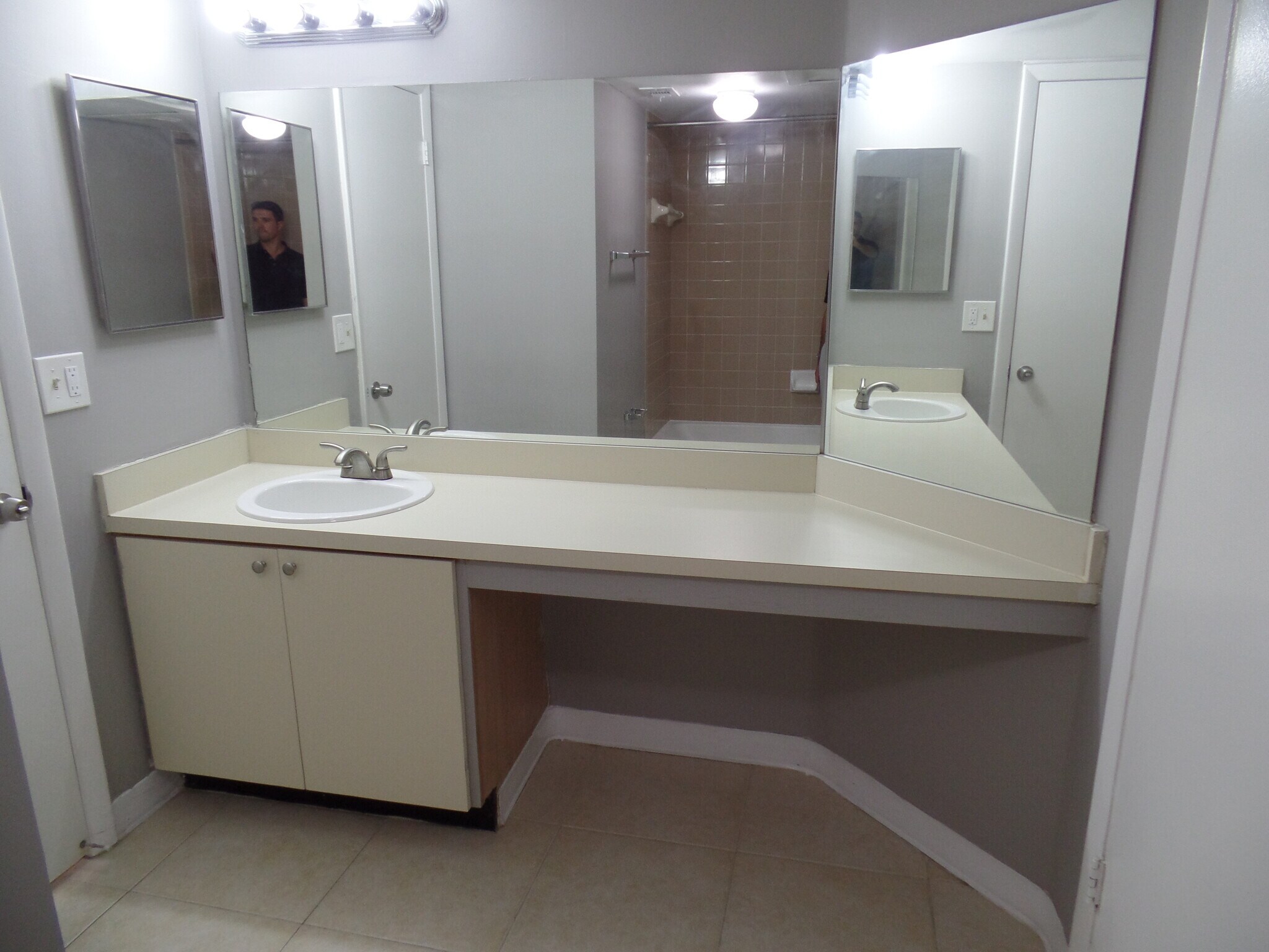 Building Photo - 2850 N Oakland Forest Dr