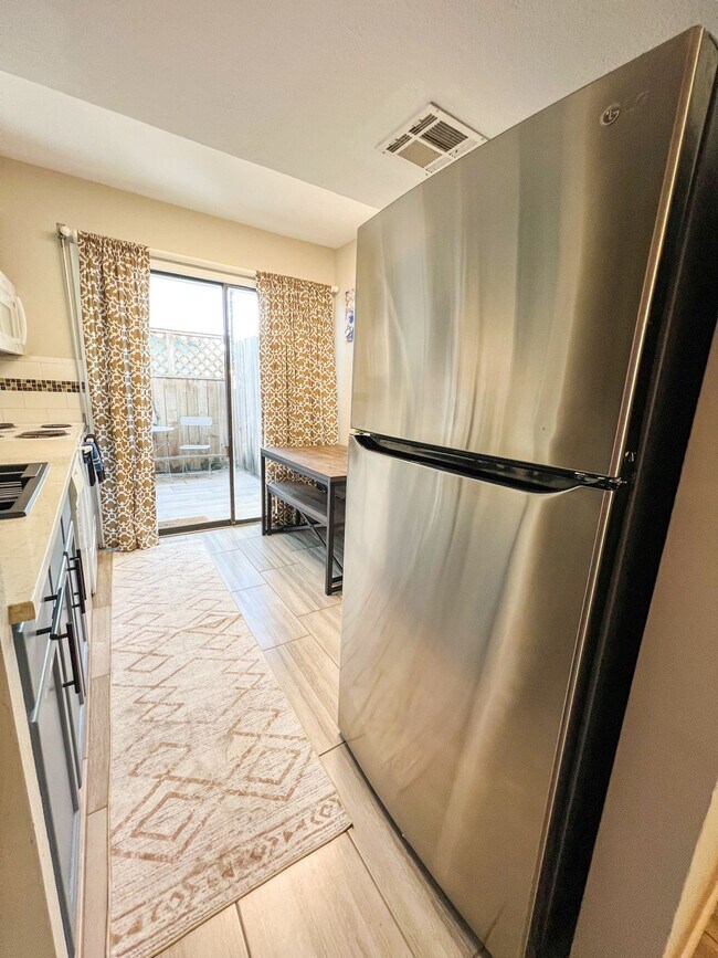 Building Photo - 14898 Granada Dr