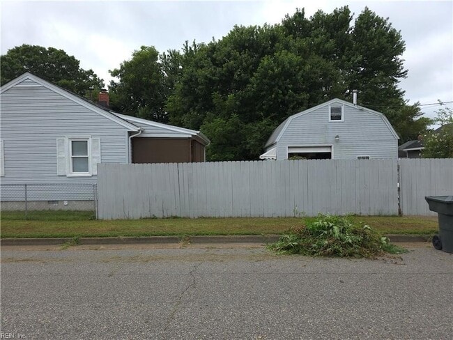 Building Photo - 35 Laurel Dr