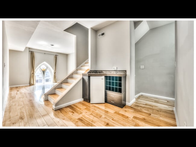 Building Photo - 148 E Clement St