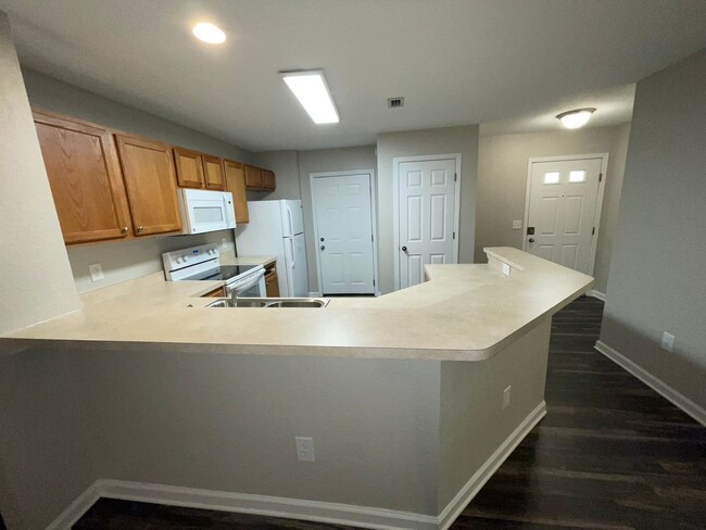 Building Photo - 2 bedroom 2.5 bath Townhome with 1 car att...