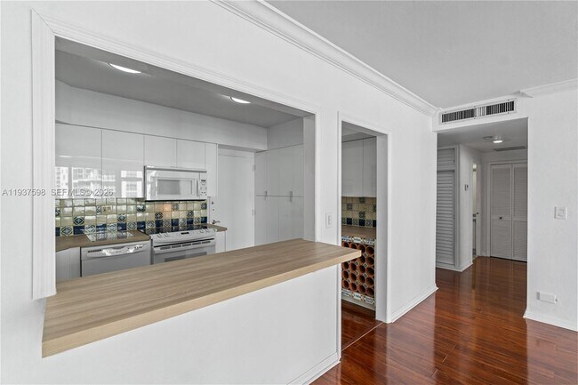 Building Photo - 1408 Brickell Bay Dr