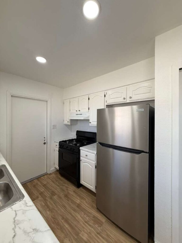 Building Photo - 5419 Lk Grv Dr