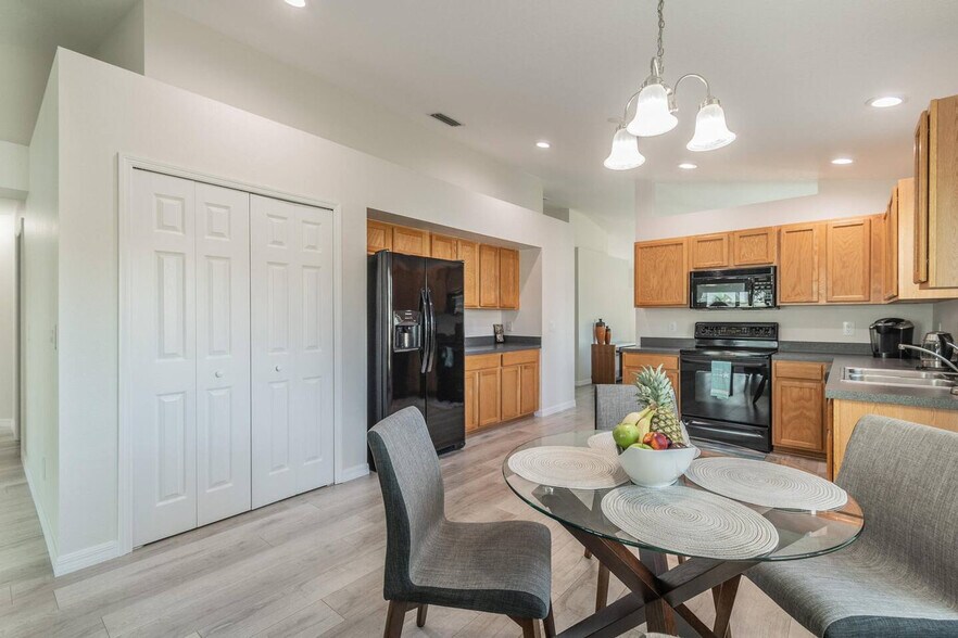 Building Photo - 4477 Sanibel Way