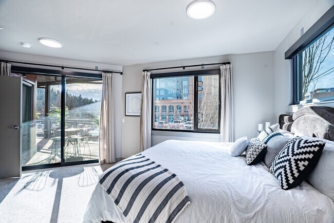 Building Photo - 727 E Front Ave