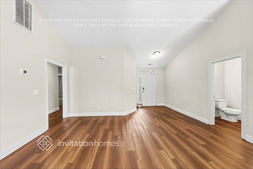 Building Photo - 2420 Laura Dr