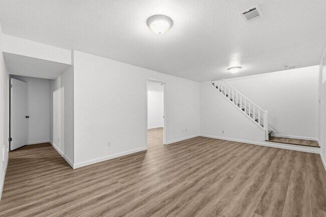 Building Photo - 4 bedroom / 2 bath / Beautifully Updated