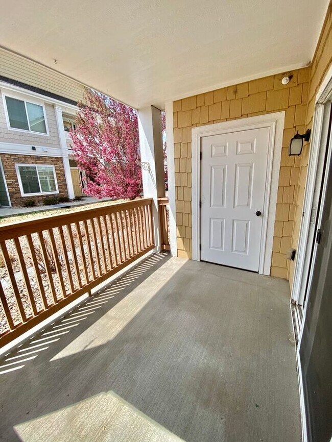Building Photo - Fantastic 2 Bed, 2 Bath Condo With Detache...
