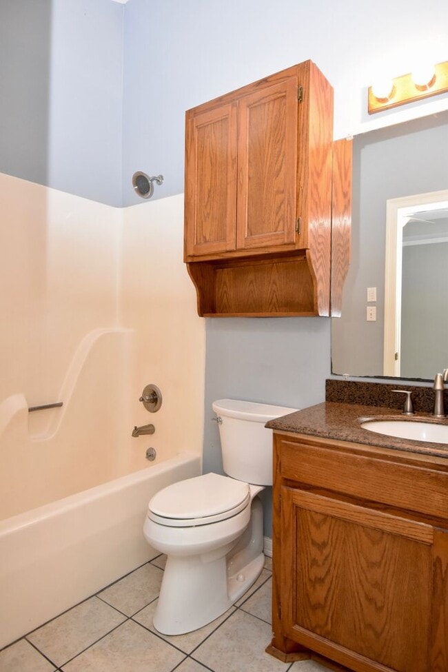 Building Photo - Centrally Located 2 Bedroom 2 Bath House