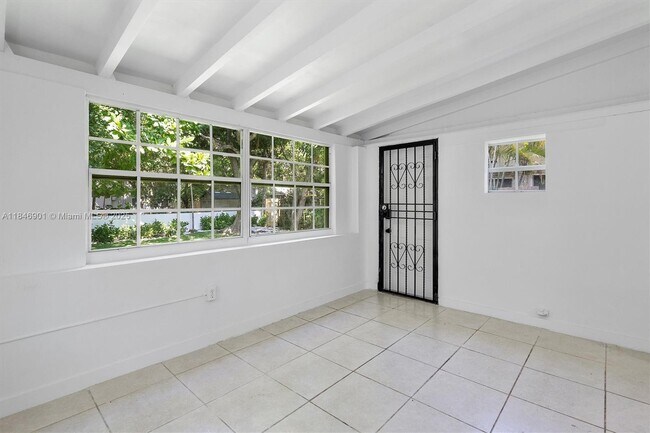 Building Photo - 4725 NE Miami Ct
