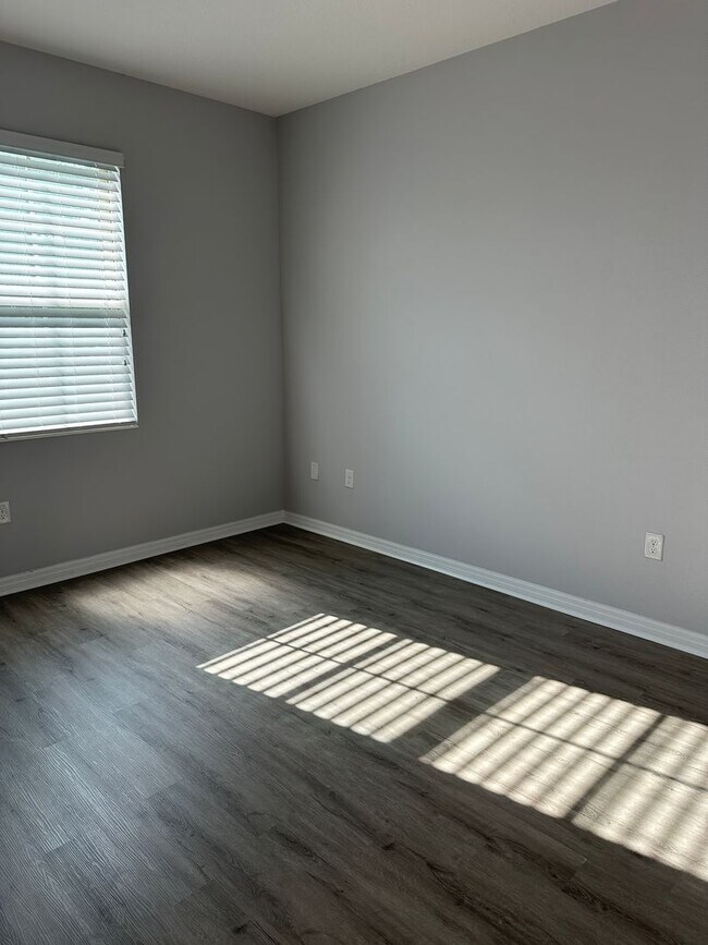 Building Photo - 4-Bedroom, 2.5-Bathroom in Saint Cloud