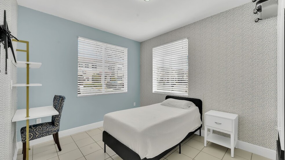 Building Photo - 2342 SE 10th St