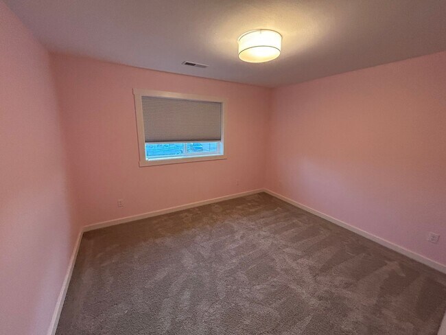 Building Photo - 4 bedroom, 2.5 Bath In Carlton- Great Location!