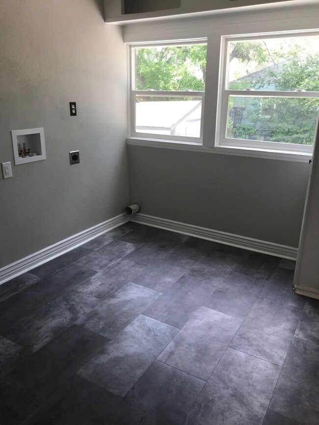 Building Photo - 2 BEDROOMS, 2 BATHROOMS, WITH 2 BONUS ROOMS AND A SECOND KITCHEN!