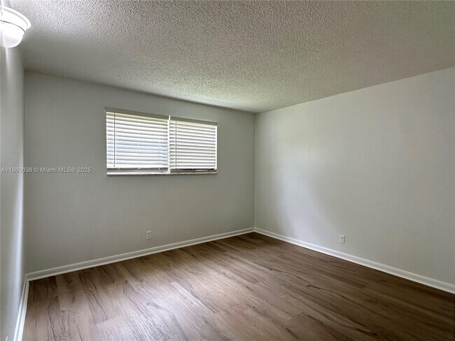 Building Photo - 5661 SW 36th Ct