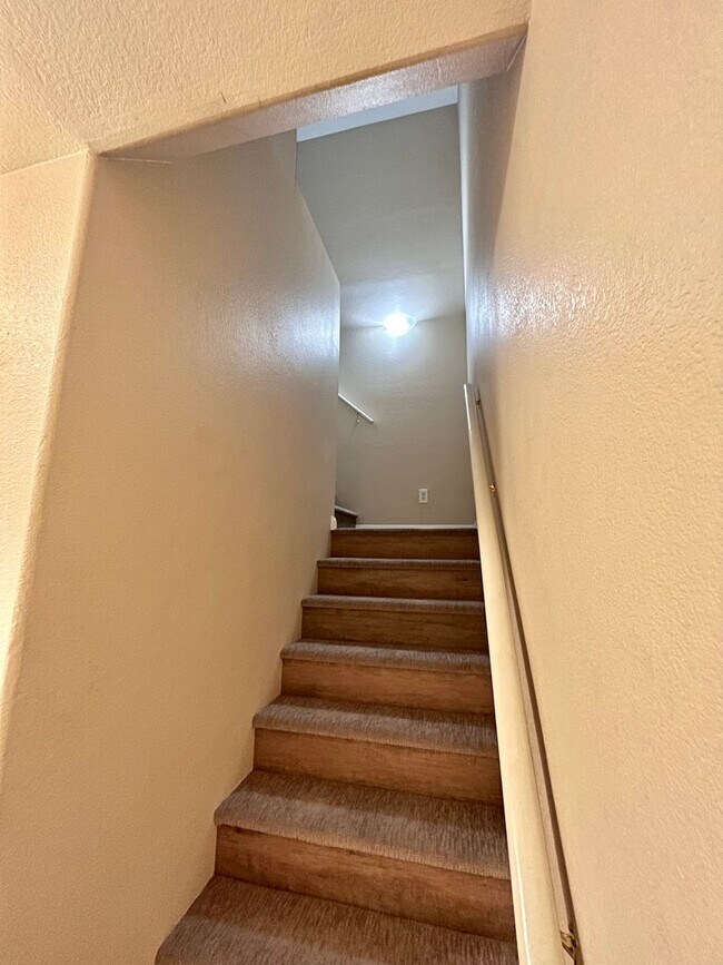 Building Photo - BEAUTIFUL 2BD/2BA SOUTHEAST