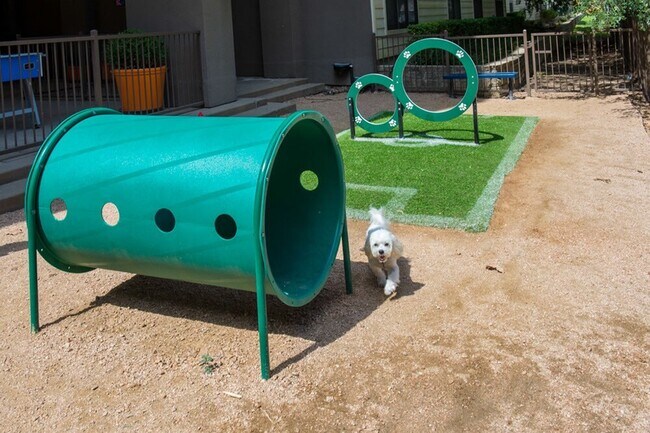 Building Photo - 3333 Weslayan St