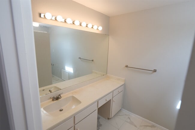 Building Photo - 9526 Val Verde St