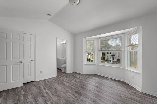 Building Photo - 1365 Longlac Rd