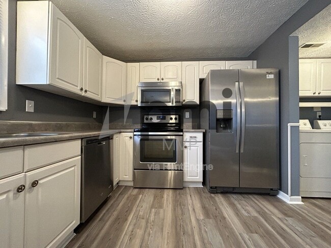Building Photo - 7490 Stonetrail Way