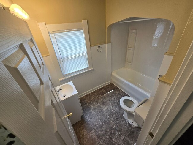 Building Photo - 3 Bedroom House