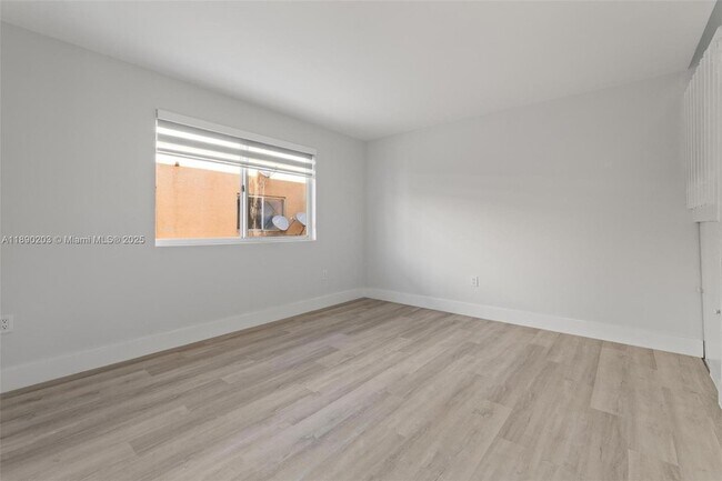Building Photo - 6255 SW Kendale Lakes Cir