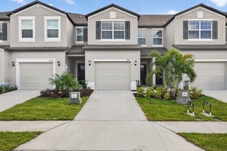 Building Photo - New 3 Bed Townhouse!