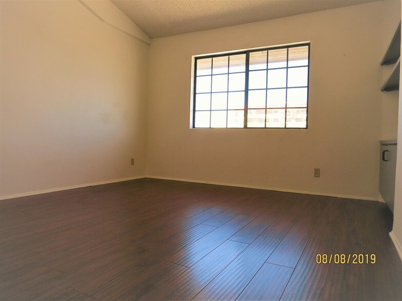 Building Photo - 6545 Reseda Blvd