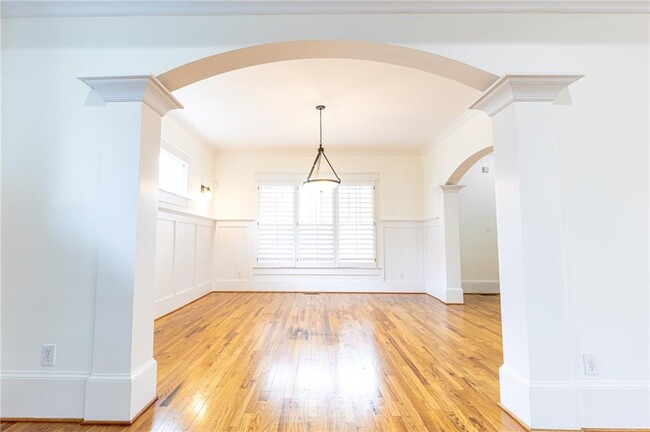 Building Photo - 2288 Oakview Rd NE