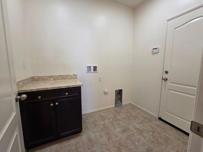 Building Photo - New Listing!