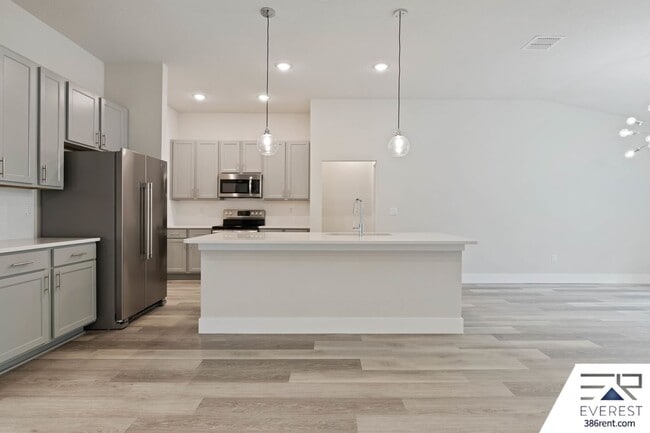 Building Photo - FULLY FENCED, LIKE NEW 3/2/2 IN PINE LAKES